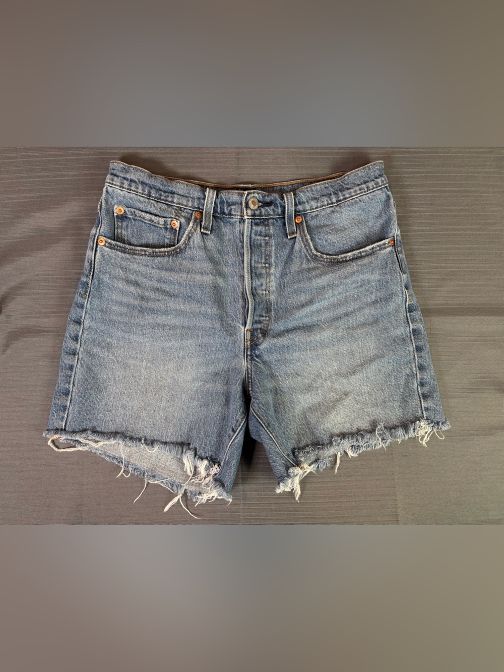 Levi’s Women’s Cutoff Denim Shorts W30 Light Wash Frayed Hem Stretch Jean Shorts